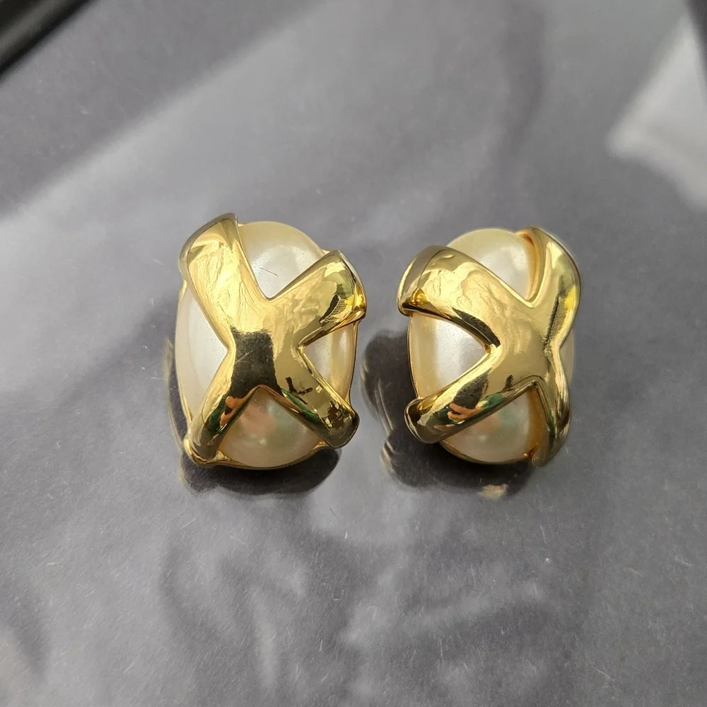 Kenneth Jay Lane KJL Elegant Gold Tone Faux Pearl Clip On Earrings - Picture 4 of 6